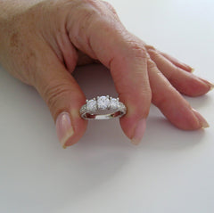 SPECIAL THREE STONE DIAMOND RING SETTING