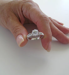 PRETTY SOLITAIRE ENGAGEMENT RING SETTING FOR ROUND STONE