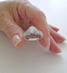 PRETTY DIAMOND ENGAGEMENT RING SETTING