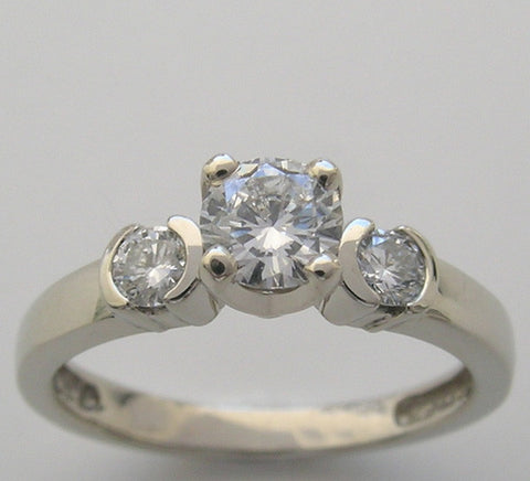 PRETTY THREE STONE DIAMOND ENGAGEMENT RING