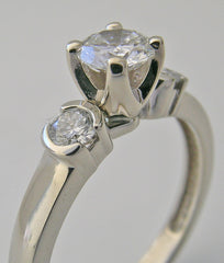 PRETTY THREE STONE DIAMOND ENGAGEMENT RING