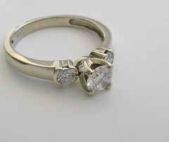 PRETTY THREE STONE DIAMOND ENGAGEMENT RING