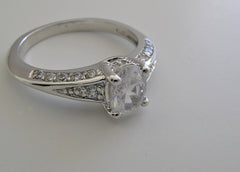 PRETTY OVAL SHAPE ENGAGEMENT RING SETTING WITH DIAMOND ACCENT