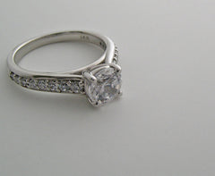 ELEGANT SOLITAIRE DIAMOND ACCENT RING SETTING